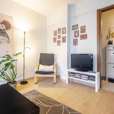 Flat With Balcony Near Bull Statue In Kadikoy Istanbul Exterior photo