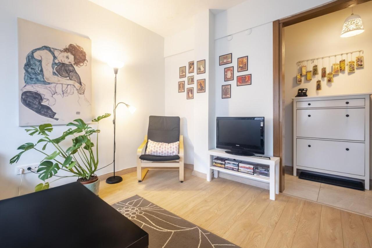 Flat With Balcony Near Bull Statue In Kadikoy Istanbul Exterior photo