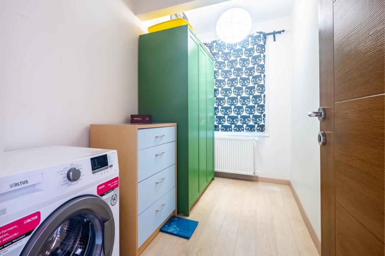 Flat With Balcony Near Bull Statue In Kadikoy Istanbul Exterior photo