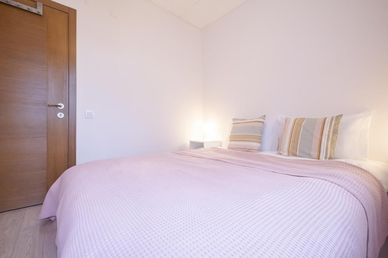 Flat With Balcony Near Bull Statue In Kadikoy Istanbul Exterior photo