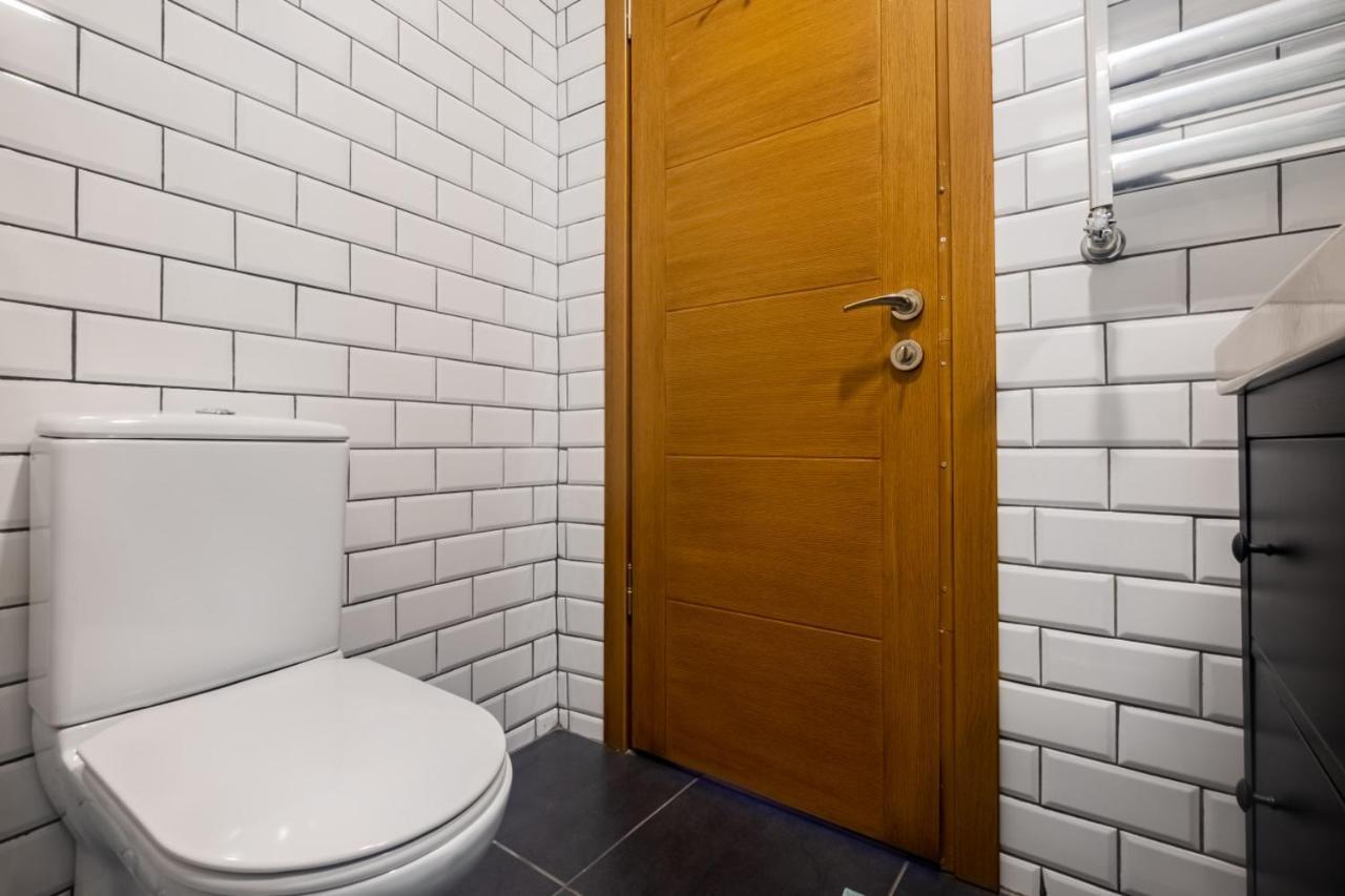 Flat With Balcony Near Bull Statue In Kadikoy Istanbul Exterior photo